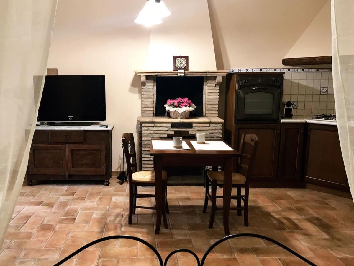Casa Vacanze La Piazzetta Del Castello Montecalvello Exterior foto